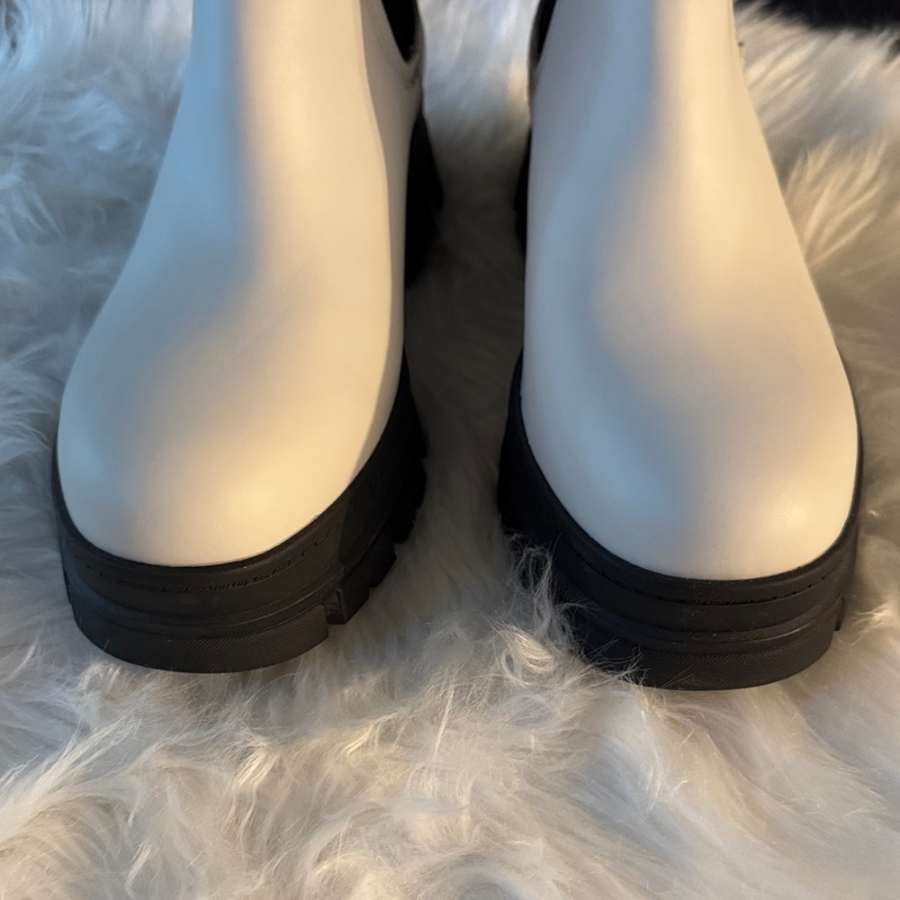 NWOT UGG Ashton Chelsea Ankle Boots Off White/Black size 10 - Picture 4 of 11